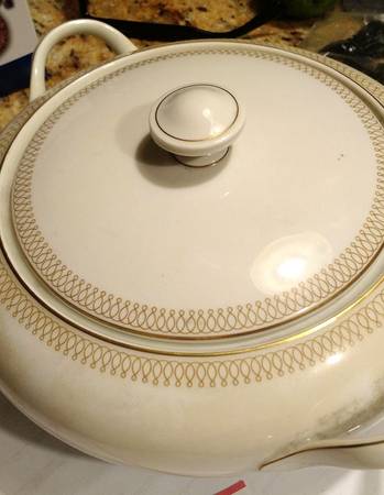 30790 Round Covered Vegetable