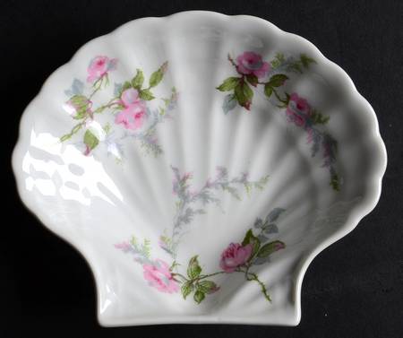 Sylvia White (Torse Shape, No Trim) 4" Shell Shaped Dish