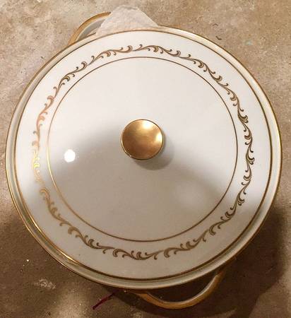 18358 Round Covered Vegetable