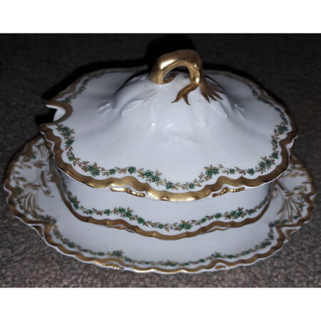 21357 Sauce Boat with Attached Underplate & Lid