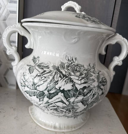 HLC4716 Vase/Urn & Lid