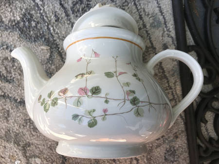 Linneas Teapot & Lid