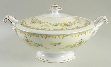 Jacqueline (Blue Edge) Round Covered Vegetable
