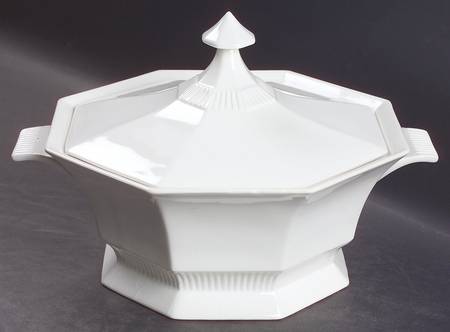 Independence White 1.5 Qt Round Covered Casserole