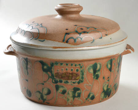 Over The Hills 4 Quart Round Covered Casserole