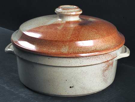 White Top 2.75 Qt Round Covered Casserole