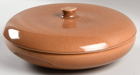 Casual Apricot Divided Round Covered Vegetable Bowl (RDV*/Knob Li