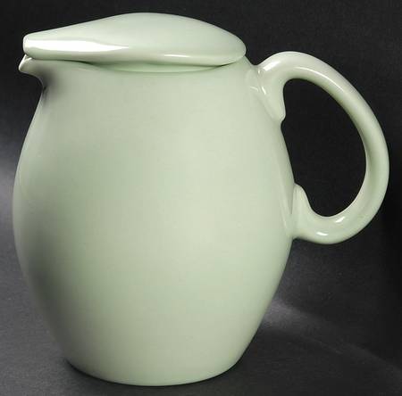 Casual Lettuce Green 32 Oz Pitcher with Lid