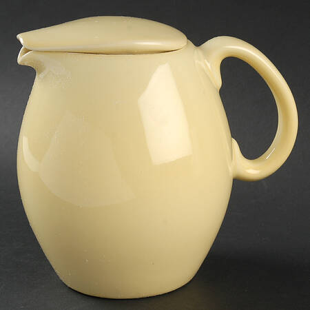 Casual Lemon 32 Oz Pitcher with Lid