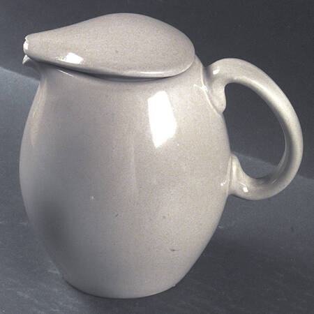 Casual Oyster 32 Oz Pitcher with Lid