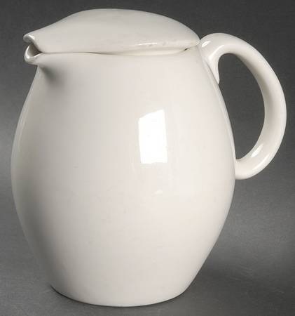 Casual White 32 Oz Pitcher with Lid