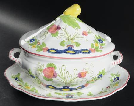 Carnation Tureen & Lid w/Underplate