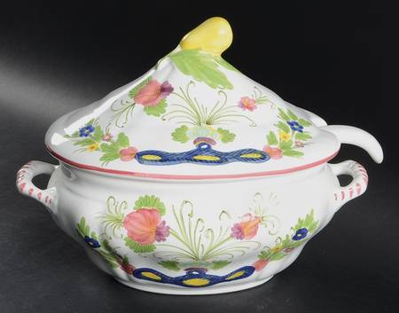 Carnation Tureen & Lid w/Ladle
