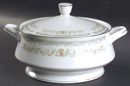 Roseville Round Covered Vegetable