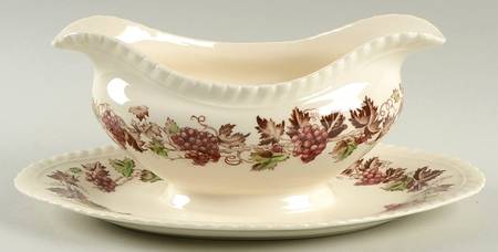 Empire Grape Gravy Boat with Attached Underplate