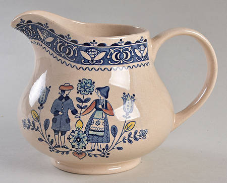 Hearts & Flowers Smooth 32 Oz Pitcher