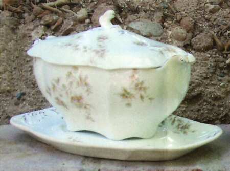 JB246 Gravy Boat & Lid w/Underplate