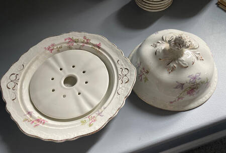 JB307 Round Covered Butter with Strainer