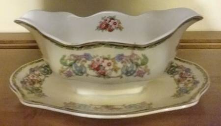 Malaga Gravy Boat with Attached Underplate