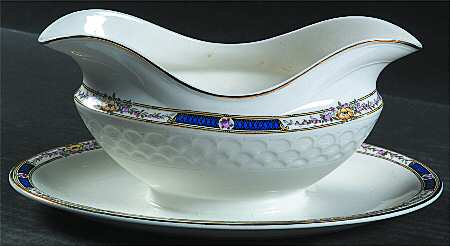 Vincent Gravy Boat with Attached Underplate