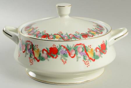 Cranberry Hill Round Covered Vegetable