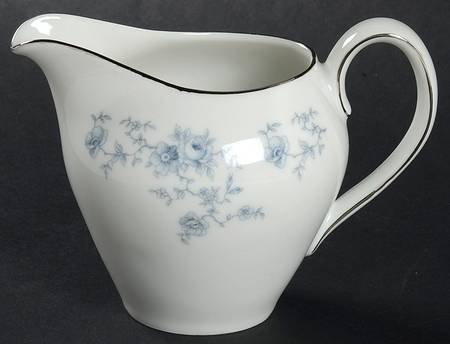 Blue Garland (Coupe, Platinum) Creamer