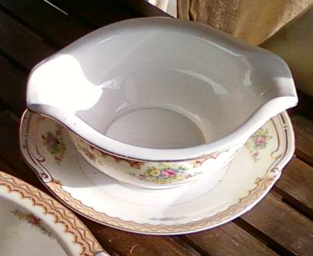 JYO8 Gravy Boat with Attached Underplate