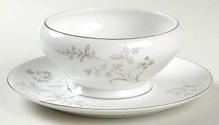 Maureen Gravy Boat with Attached Underplate