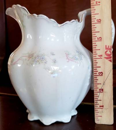 JB428 32 Oz Pitcher