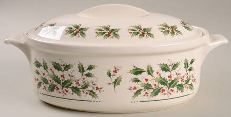 Holly Yuletide 2.25 Qt Round Covered Casserole