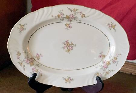 Thornrose (White, Verge) 13" Oval Serving Platter