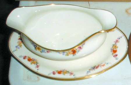JB566 Gravy Boat with Attached Underplate