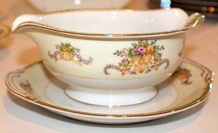 JYO38 Gravy Boat with Attached Underplate