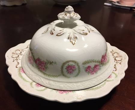 JB592 Round Covered Butter with Strainer