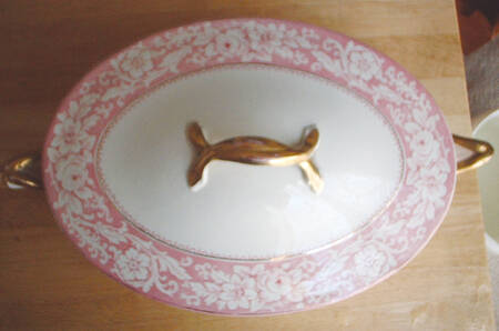 Henley Pink Oval Covered Vegetable