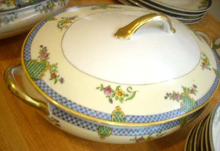 N4368 Oval Covered Vegetable