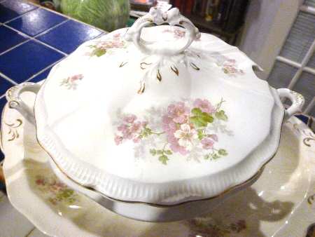 JB792 Tureen & Lid w/Underplate