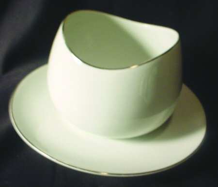 9026 Gravy Boat with Attached Underplate