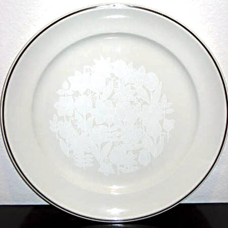 Snow Flowers Chop Plate (Round Platter)