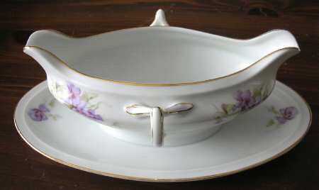 7941 Gravy Boat with Attached Underplate