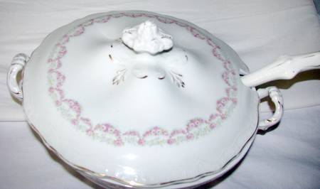 JB960 Tureen & Lid w/Ladle