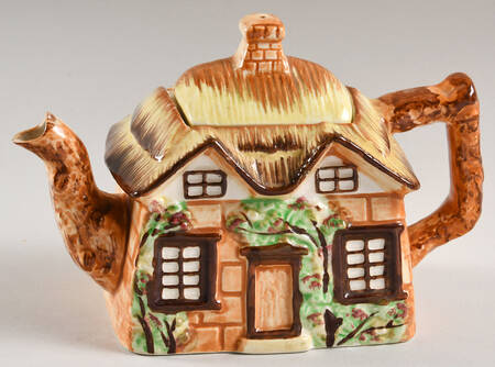 JAP722 (Square Cottage Shaped) Mini Teapot & Lid