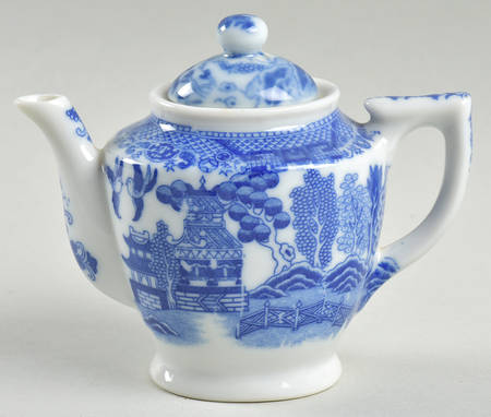 Blue Willow (Child's Set, Made in Japan) Toy Teapot & Lid