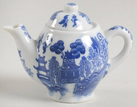 Blue Willow (Child's Set, Made in Japan) Toy Teapot & Lid