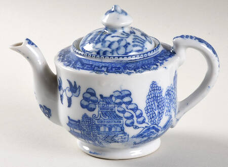 Blue Willow (Child's Set, Made in Japan) Toy Teapot & Lid
