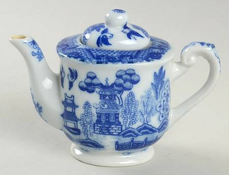 Blue Willow (Child's Set, Made in Japan) Toy Teapot & Lid