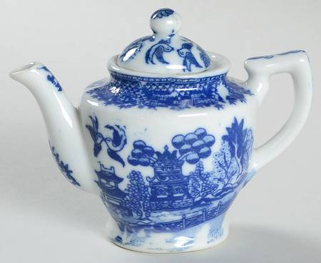 Blue Willow (Child's Set, Made in Japan) Toy Teapot & Lid