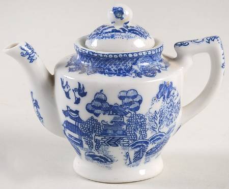 Blue Willow (Child's Set, Made in Japan) Toy Teapot & Lid