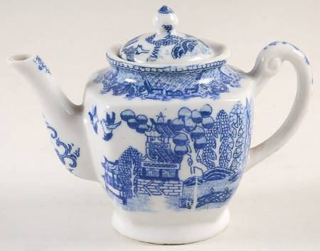 Blue Willow (Child's Set, Made in Japan) Toy Teapot & Lid