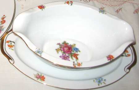 JAP395 Gravy Boat with Attached Underplate
